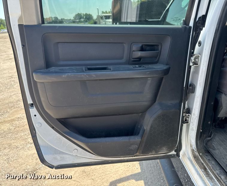 image for item EM2040 2015 Dodge Ram 5500 Crew Cab truck cab and chassis