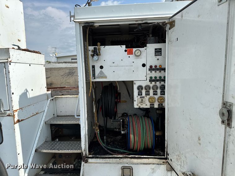 image for item EM2046 1998 GMC C7500 utility / service truck