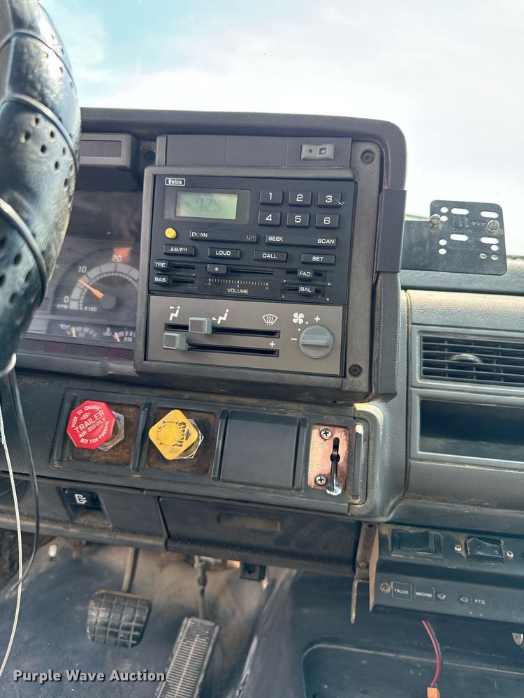 image for item EM2046 1998 GMC C7500 utility / service truck