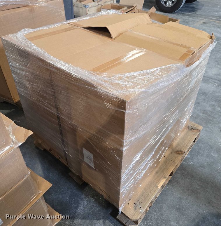 image for item EN3881 Approximately 29 pallets of lighting fixtures