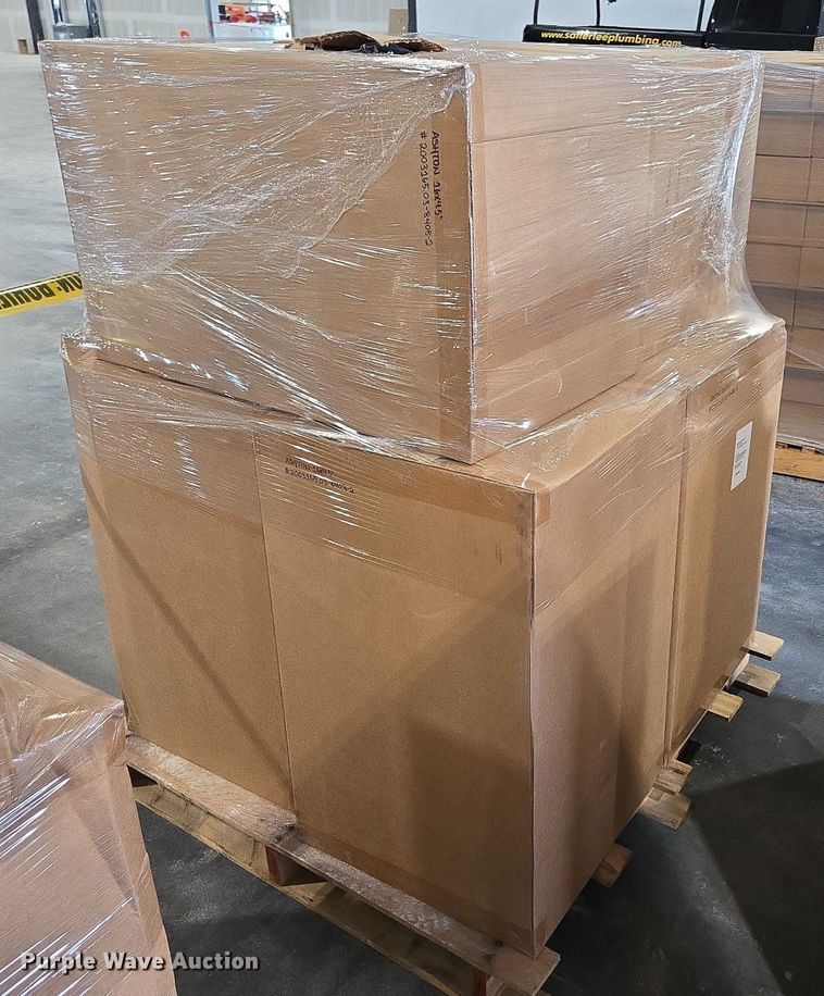 image for item EN3881 Approximately 29 pallets of lighting fixtures