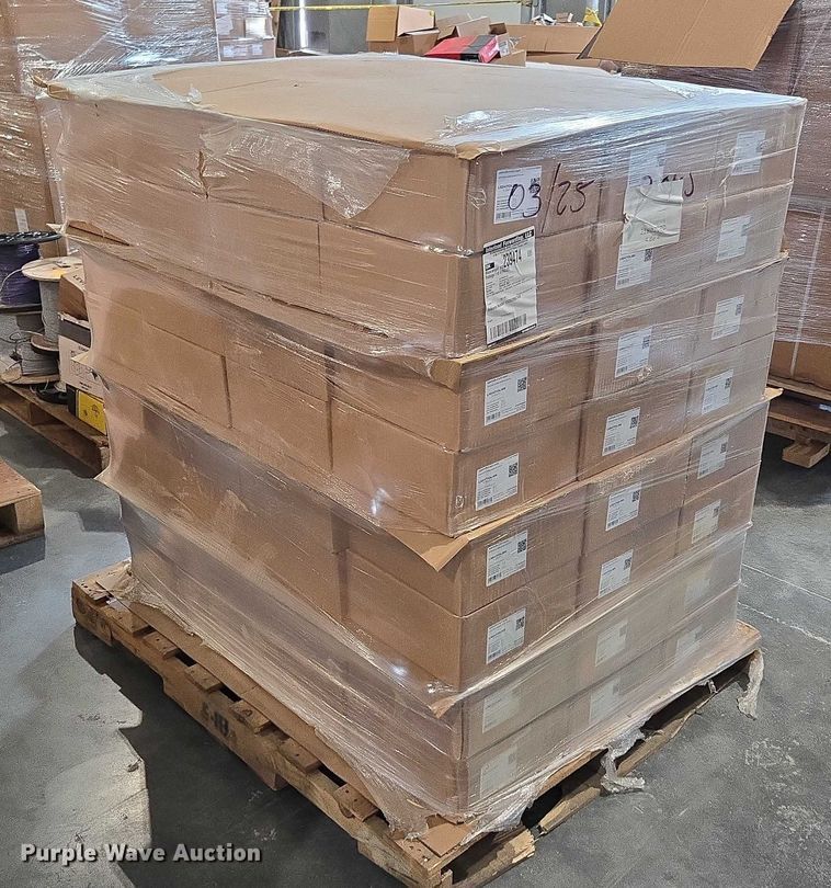 image for item EN3881 Approximately 29 pallets of lighting fixtures