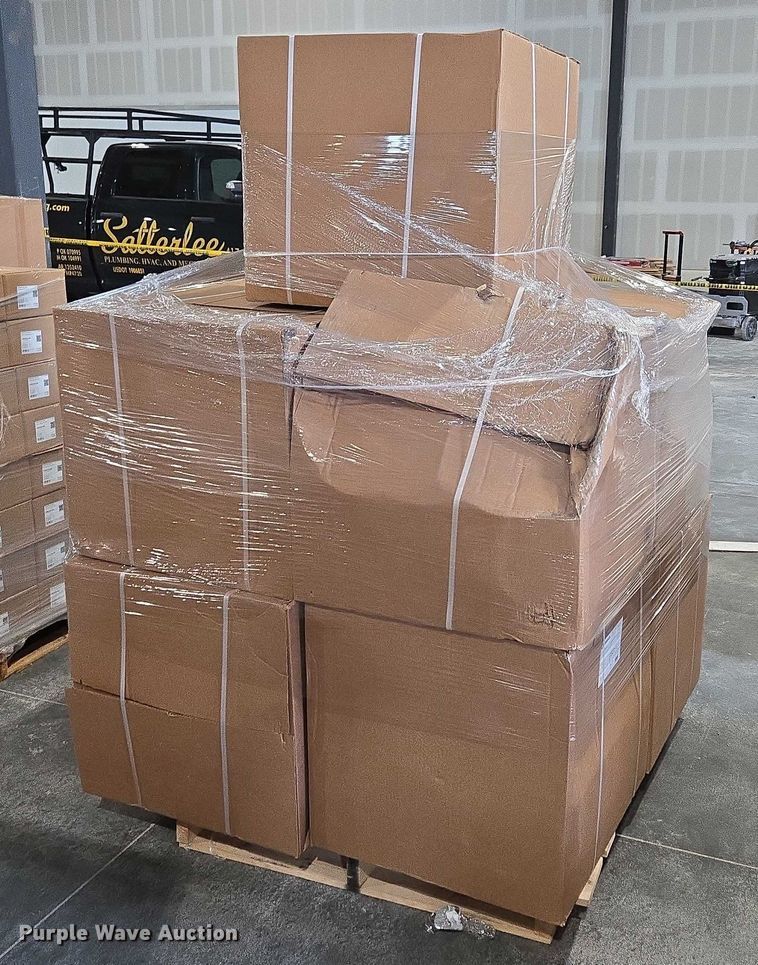 image for item EN3881 Approximately 29 pallets of lighting fixtures