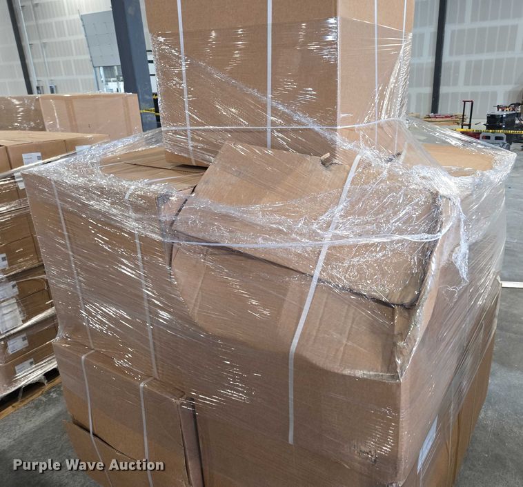 image for item EN3881 Approximately 29 pallets of lighting fixtures