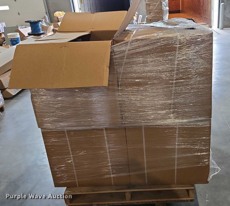 image for item EN3881 Approximately 29 pallets of lighting fixtures