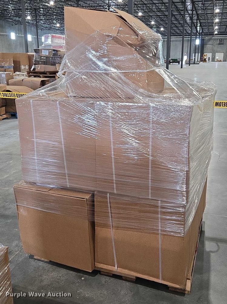 image for item EN3881 Approximately 29 pallets of lighting fixtures