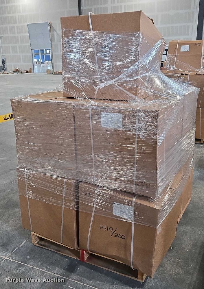 image for item EN3881 Approximately 29 pallets of lighting fixtures