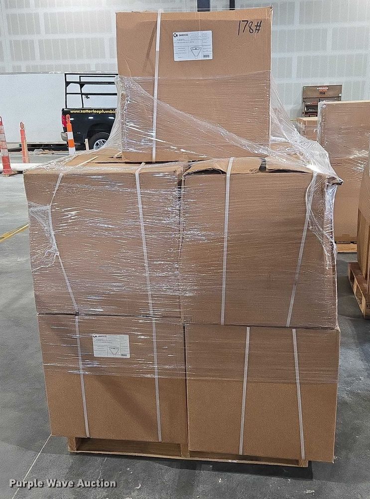 image for item EN3881 Approximately 29 pallets of lighting fixtures