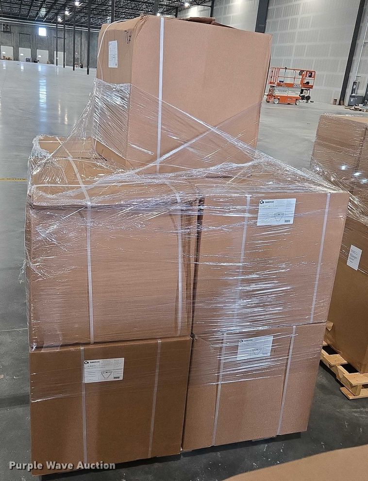 image for item EN3881 Approximately 29 pallets of lighting fixtures