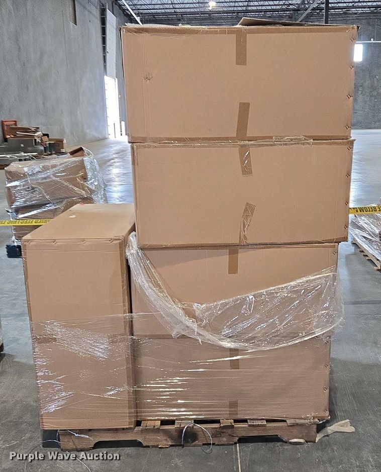 image for item EN3881 Approximately 29 pallets of lighting fixtures