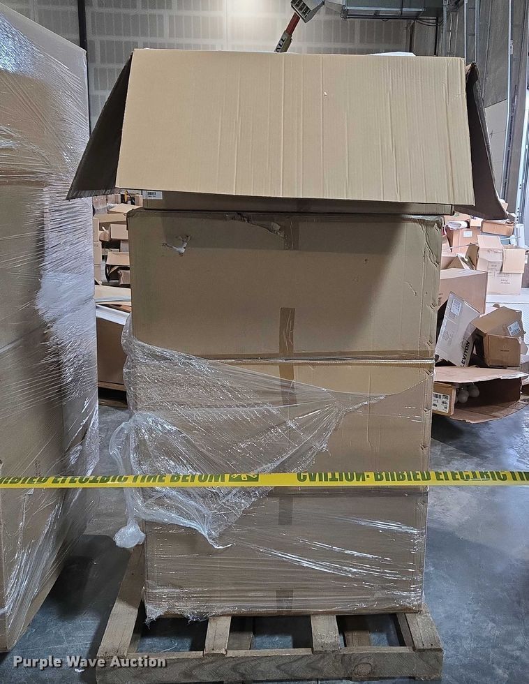 image for item EN3881 Approximately 29 pallets of lighting fixtures