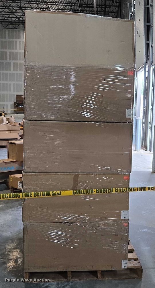 image for item EN3881 Approximately 29 pallets of lighting fixtures