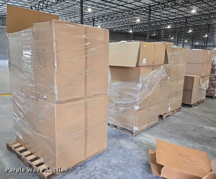 image for item EN3881 Approximately 29 pallets of lighting fixtures