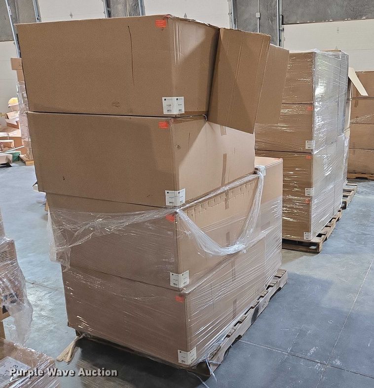 image for item EN3881 Approximately 29 pallets of lighting fixtures
