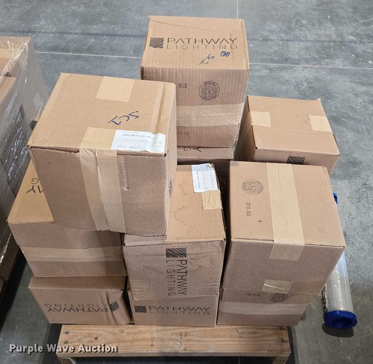 image for item EN3881 Approximately 29 pallets of lighting fixtures