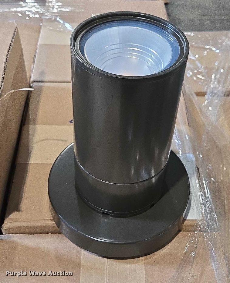 image for item EN3881 Approximately 29 pallets of lighting fixtures