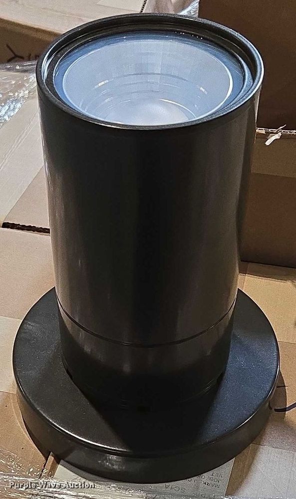 image for item EN3881 Approximately 29 pallets of lighting fixtures