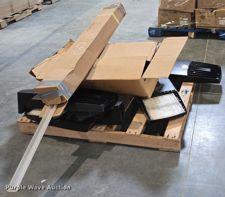 image for item EN3881 Approximately 29 pallets of lighting fixtures