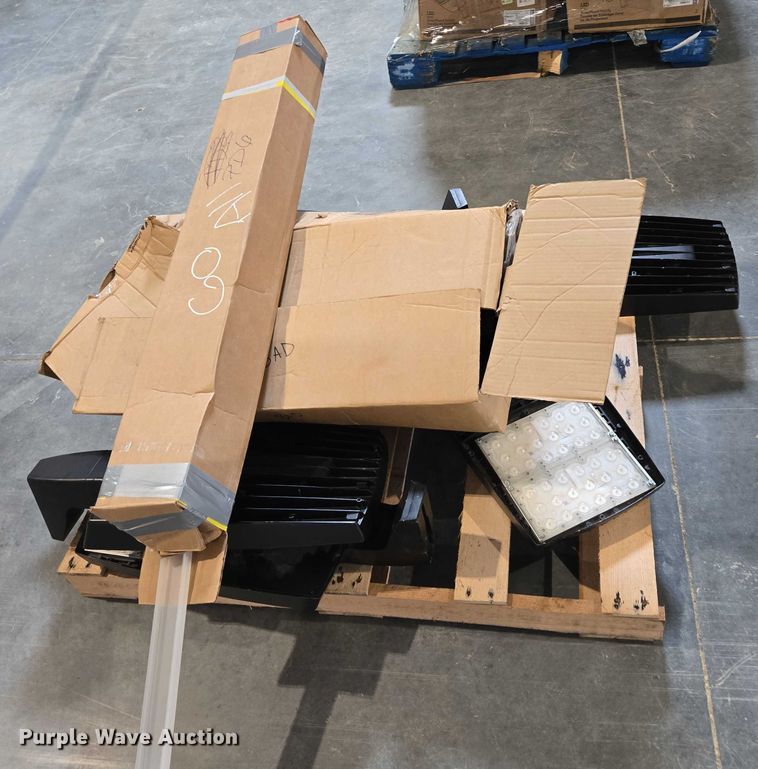 image for item EN3881 Approximately 29 pallets of lighting fixtures