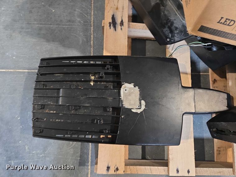 image for item EN3881 Approximately 29 pallets of lighting fixtures