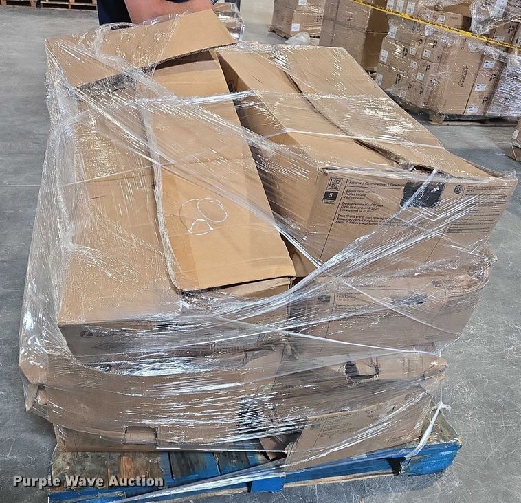 image for item EN3881 Approximately 29 pallets of lighting fixtures