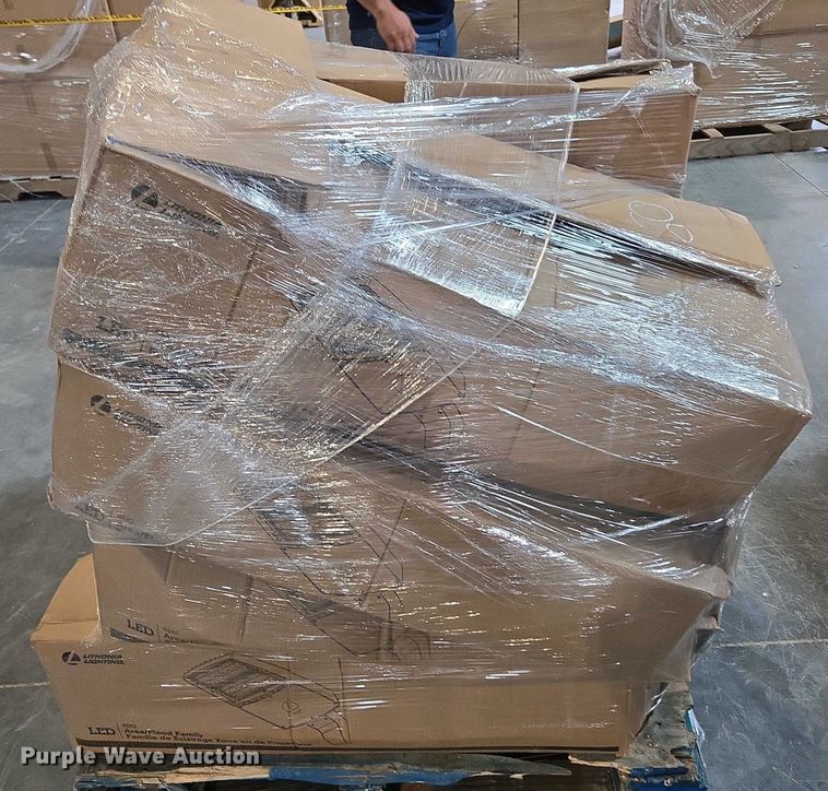 image for item EN3881 Approximately 29 pallets of lighting fixtures