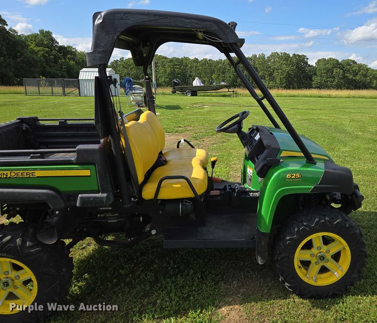 image for item EN3890 2015 John Deere Gator 625i utility vehicle