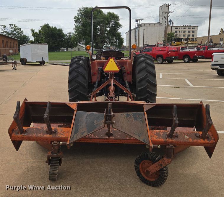 image for item EN8105 1985 Case IH 685 tractor