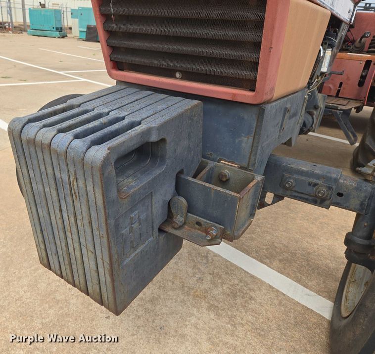 image for item EN8105 1985 Case IH 685 tractor