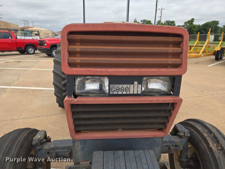 image for item EN8105 1985 Case IH 685 tractor