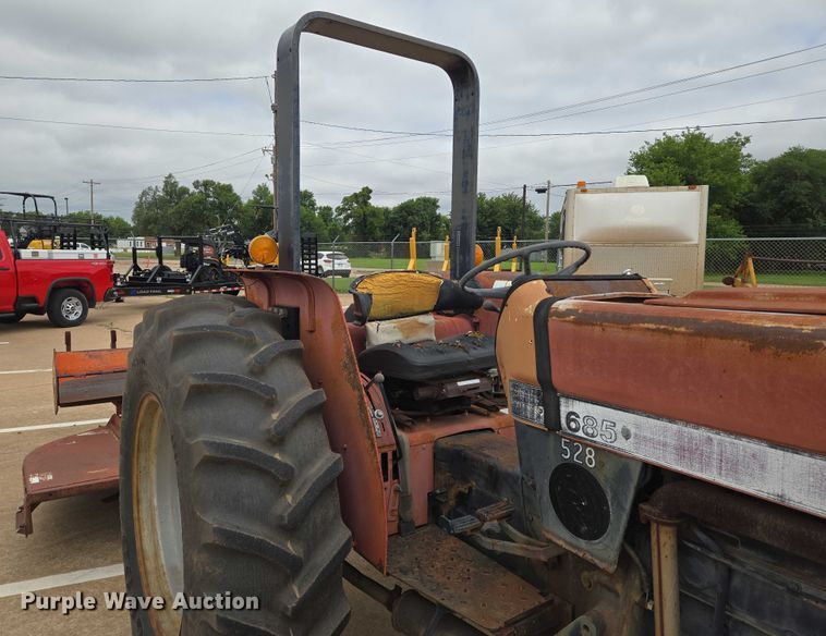 image for item EN8105 1985 Case IH 685 tractor