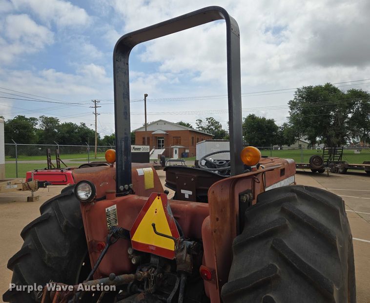 image for item EN8105 1985 Case IH 685 tractor