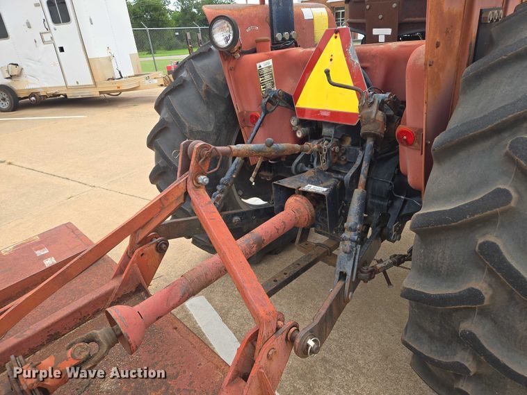 image for item EN8105 1985 Case IH 685 tractor