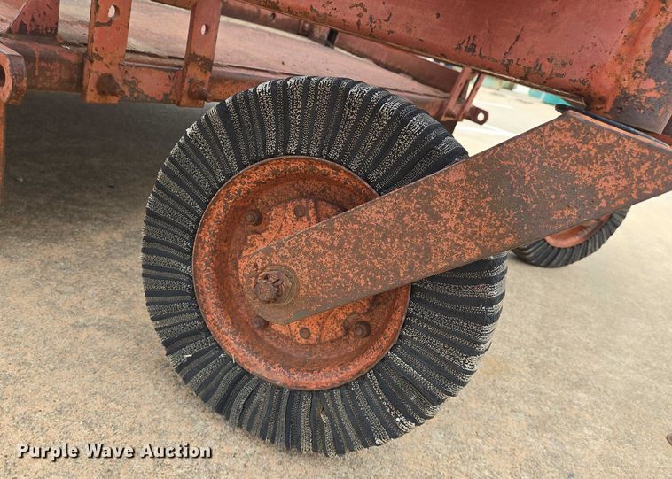 image for item EN8105 1985 Case IH 685 tractor