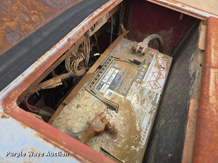 image for item EN8105 1985 Case IH 685 tractor