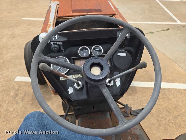 image for item EN8105 1985 Case IH 685 tractor