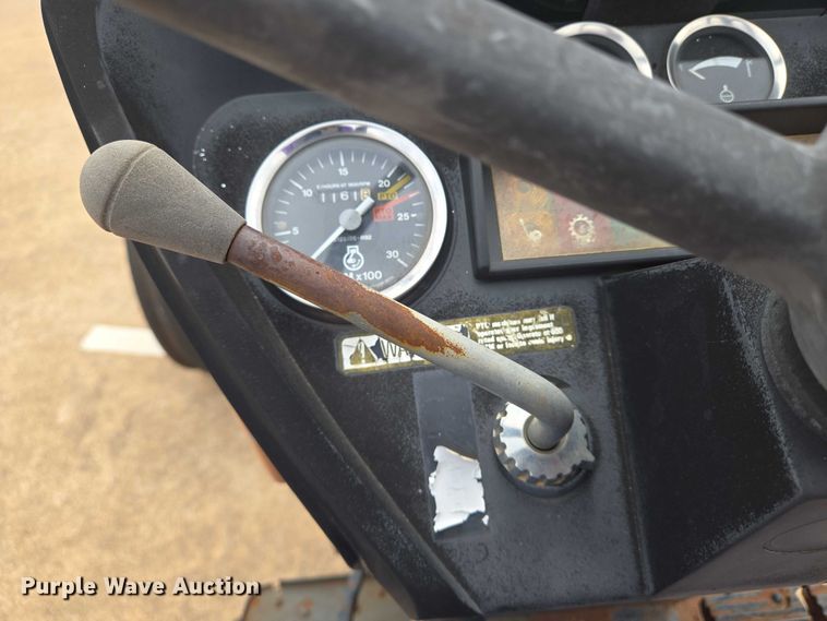 image for item EN8105 1985 Case IH 685 tractor