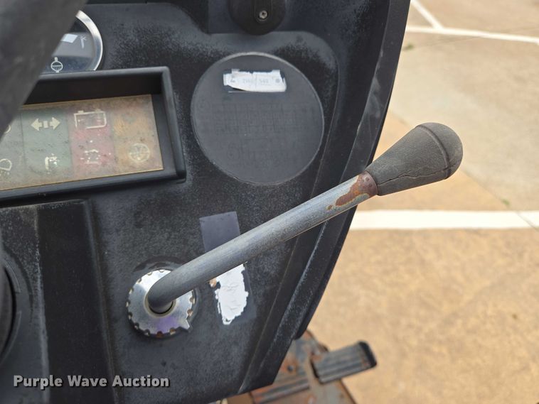 image for item EN8105 1985 Case IH 685 tractor