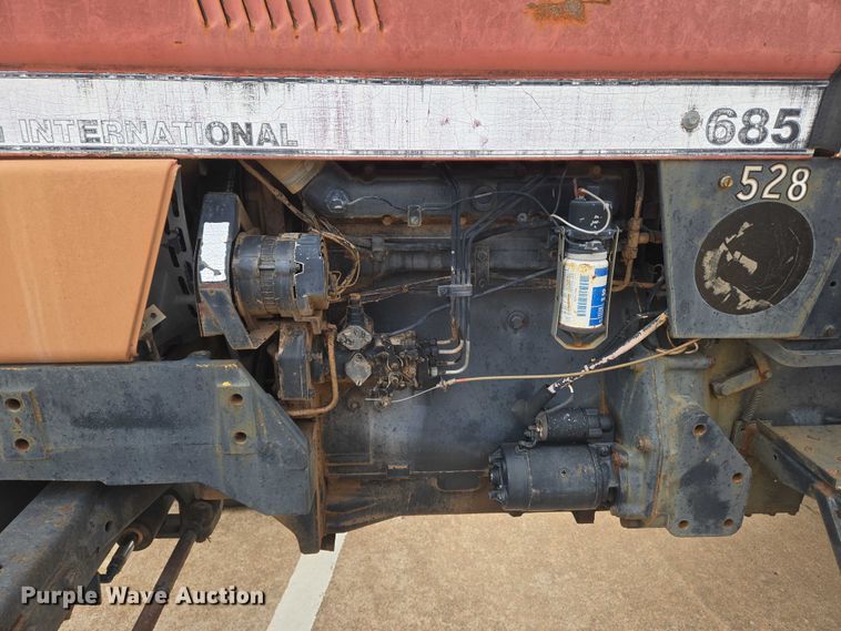 image for item EN8105 1985 Case IH 685 tractor