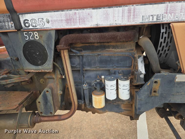image for item EN8105 1985 Case IH 685 tractor
