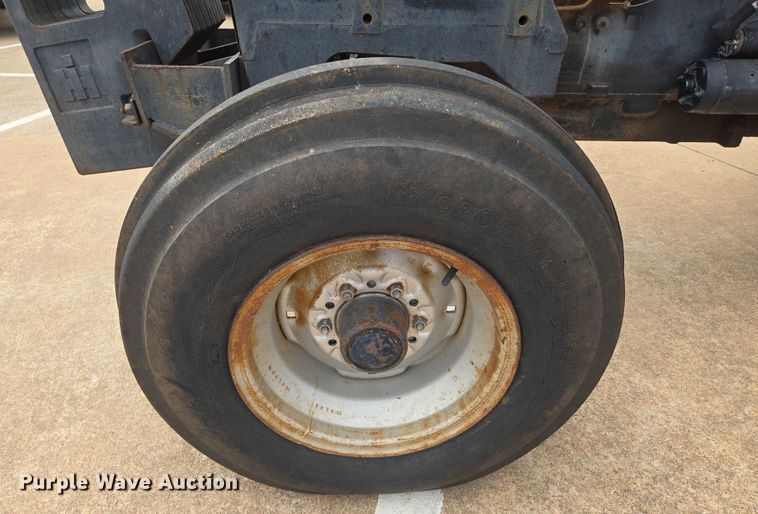 image for item EN8105 1985 Case IH 685 tractor