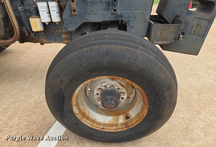 image for item EN8105 1985 Case IH 685 tractor