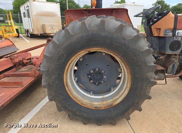 image for item EN8105 1985 Case IH 685 tractor