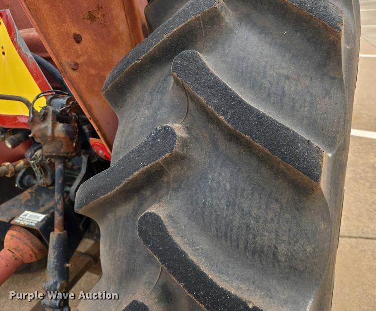 image for item EN8105 1985 Case IH 685 tractor