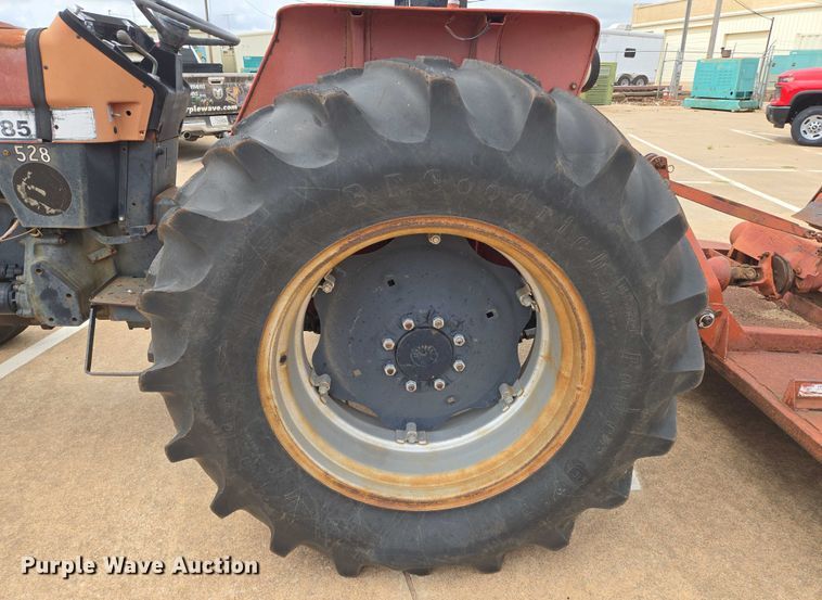 image for item EN8105 1985 Case IH 685 tractor