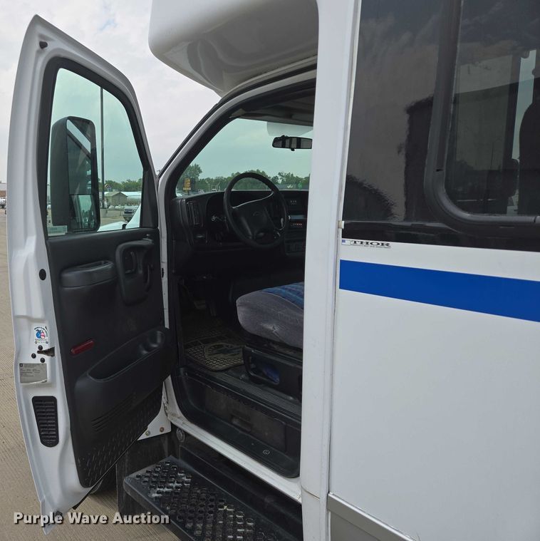 image for item ER5268 2007 Chevrolet C5V042 shuttle bus