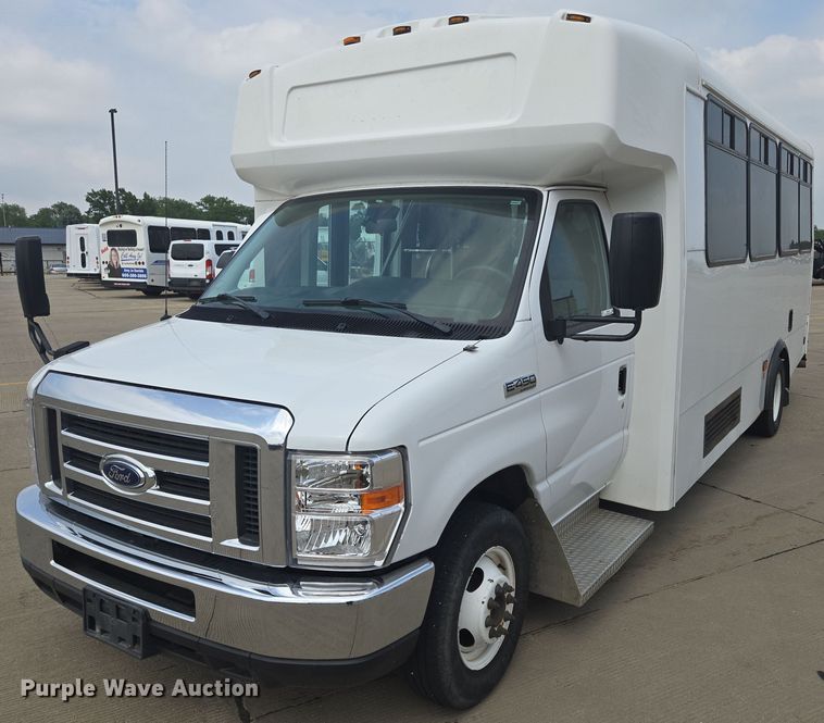 image for item ER5269 2015 Ford E450 shuttle bus
