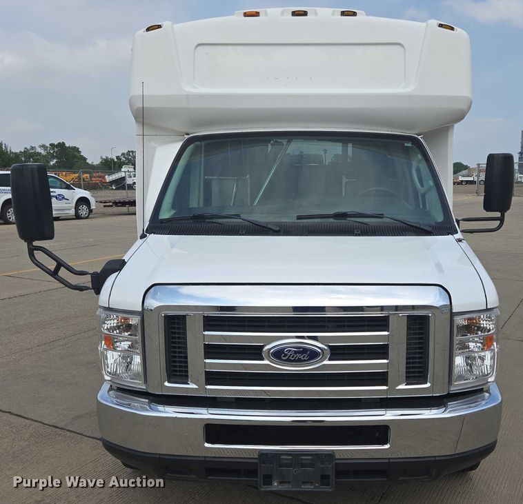 image for item ER5269 2015 Ford E450 shuttle bus