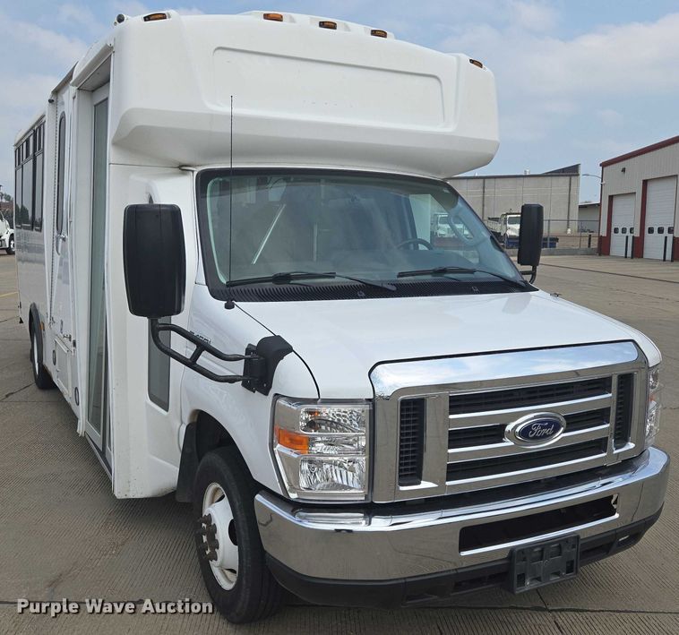 image for item ER5269 2015 Ford E450 shuttle bus
