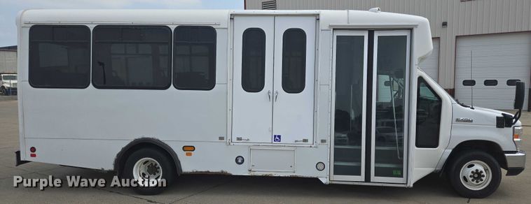 image for item ER5269 2015 Ford E450 shuttle bus